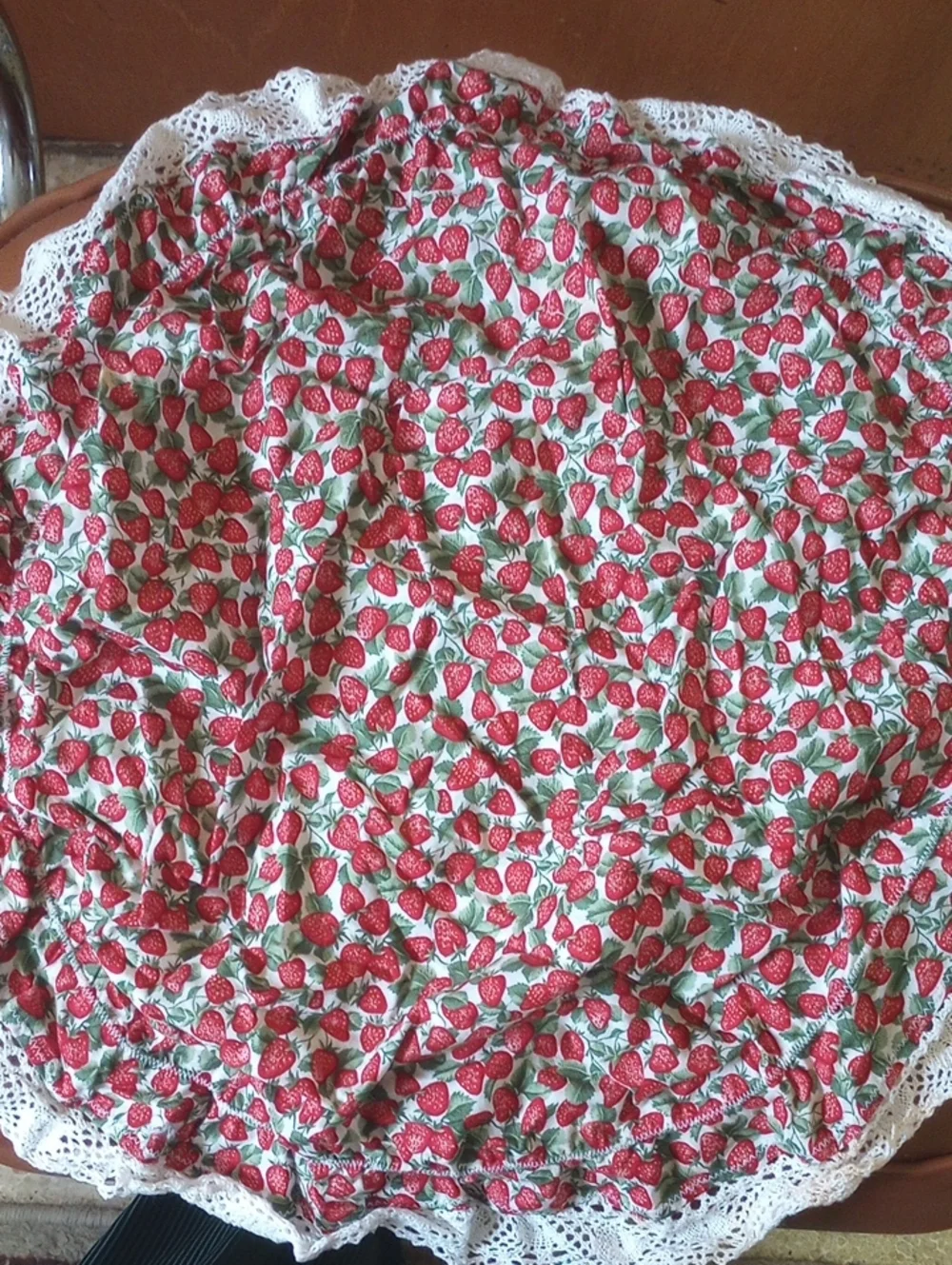 Vintage Strawberry 9-Piece Kitchen Linen Lot: Towels, Dishcloths, Decor. As-Is